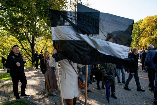Melnbaltais Latvijas karogs protesta akcijā Melnbaltais Latvijas karogs protesta akcijā - Sputnik Latvija