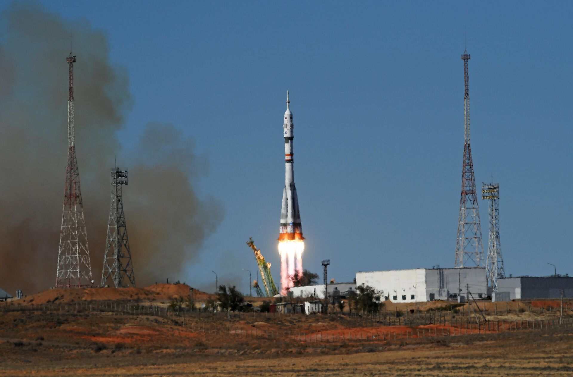 Старт ТПК Союз МС-19 со съемочной группой фильма Вызов Старт ТПК Союз МС-19 со съемочной группой фильма Вызов - Sputnik Latvija, 1920, 06.10.2021
