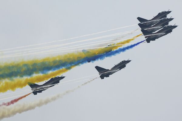 Pilotāžas grupa August 1st НОАК šovā Airshow China Pilotāžas grupa August 1st НОАК šovā Airshow China - Sputnik Latvija
