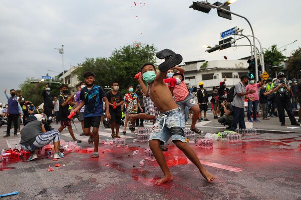 Pretvalstiski protesti Bangkokā Pretvalstiski protesti Bangkokā - Sputnik Latvija