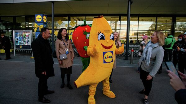 Банан как символ прихода сети магазинов Lidl на латвийский рынок - Sputnik Латвия