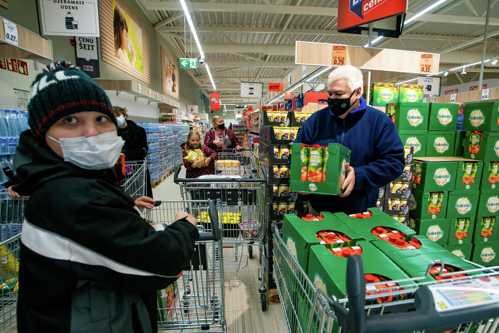 Посетитель магазина Lidl покупает упаковку томатного сока по 33 евроцента Посетитель магазина Lidl покупает упаковку томатного сока по 33 евроцента - Sputnik Латвия, 1920, 07.10.2021