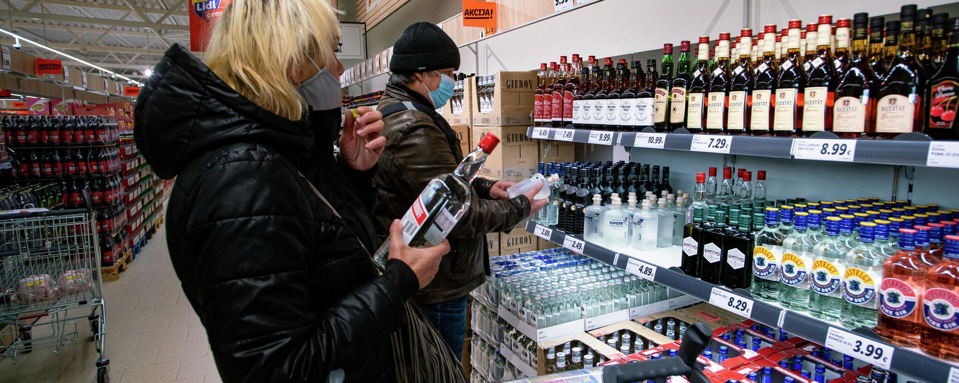 Посетители у полки с алкогольной продукцией в магазине Lidl - Sputnik Латвия, 1920, 21.03.2023