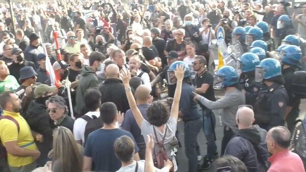 Italy: Chaos hits Rome streets as anti-COVID pass protesters clash with police - Sputnik Latvija