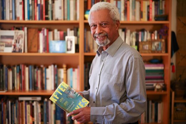 2021. gada Nobela prēmijas laureāts literatūrā Tanzānijas rakstnieks Abdulazaks Gurna savā mājā Kenterberijā, Lielbritānijā. 2021. gada Nobela prēmijas laureāts literatūrā Tanzānijas rakstnieks Abdulazaks Gurna savā mājā Kenterberijā, Lielbritānijā. - Sputnik Latvija