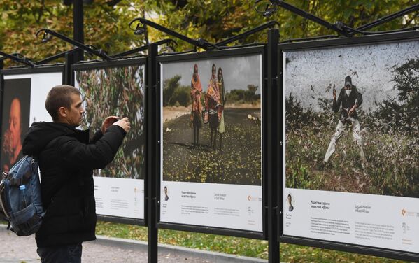 "Fotogrāfija – tā ir ļoti godīga, konservatīva māksla mūsu dienās. Lai taptu fotogrāfija, jābūt līdzās varonim. Taču tas var būt karš, pilsoņu konflikts. Tāpat gandrīz visos karstajos pasaules punktos nonāca Andrejs Steņins," atzīmēja starptautiskās ziņu aģentūras "Rossija segodņa" ģenerāldirektors Dmitrijs Kiseļovs "Fotogrāfija – tā ir ļoti godīga, konservatīva māksla mūsu dienās. Lai taptu fotogrāfija, jābūt līdzās varonim. Taču tas var būt karš, pilsoņu konflikts. Tāpat gandrīz visos karstajos pasaules punktos nonāca Andrejs Steņins," atzīmēja starptautiskās ziņu aģentūras "Rossija segodņa" ģenerāldirektors Dmitrijs Kiseļovs - Sputnik Latvija