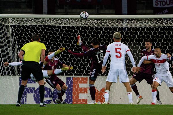 Игровой момент матча 8-го тура отборочного турнира чемпионата мира - 2022 Латвия - Турция - Sputnik Латвия