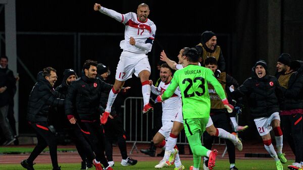 Забивший пенальти в ворота Латвии Бурак Йылмаз радуется победе в матче - Sputnik Латвия