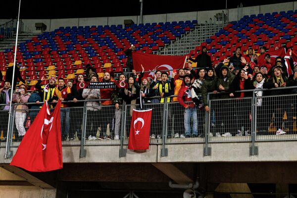 Болельщики сборной Турции на трибуне стадиона &quot;Даугава&quot; - Sputnik Латвия