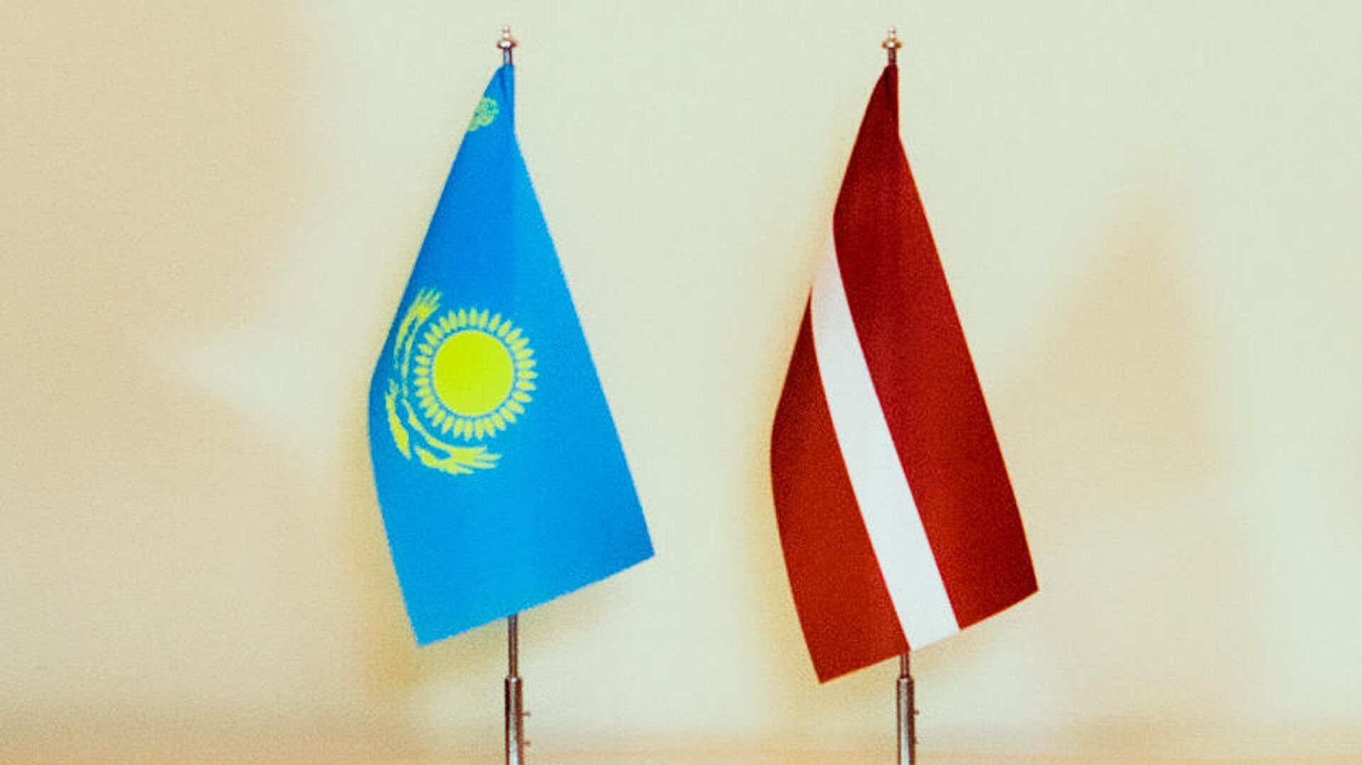 Флаги Латвии и Казахстана - Sputnik Латвия, 1920, 21.09.2022