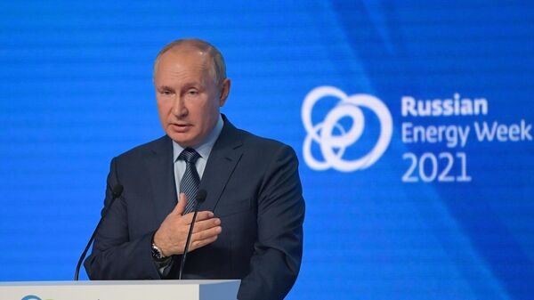 Президент РФ Владимир Путин выступает на пленарном заседании форума Российская энергетическая неделя - Sputnik Латвия