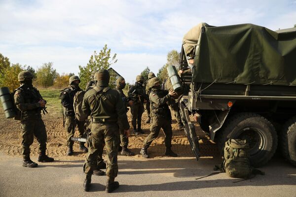 Солдаты Польской армии перед штабом пограничной службы в Михалово, Польша. Солдаты Польской армии перед штабом пограничной службы в Михалово, Польша. - Sputnik Латвия