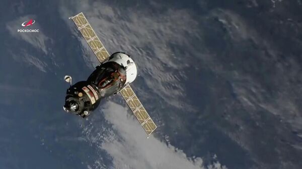 Первый в мире киноэкипаж вернулся из космоса - Sputnik Латвия