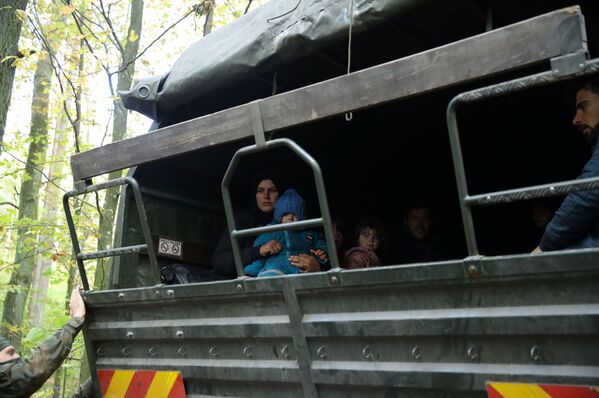 Pēc nelikumīgas Polijas un Baltkrievijas robežas šķērsošanas aizturētie Irākas migranti, Hajnuvka, Polija. Pēc nelikumīgas Polijas un Baltkrievijas robežas šķērsošanas aizturētie Irākas migranti, Hajnuvka, Polija. - Sputnik Latvija