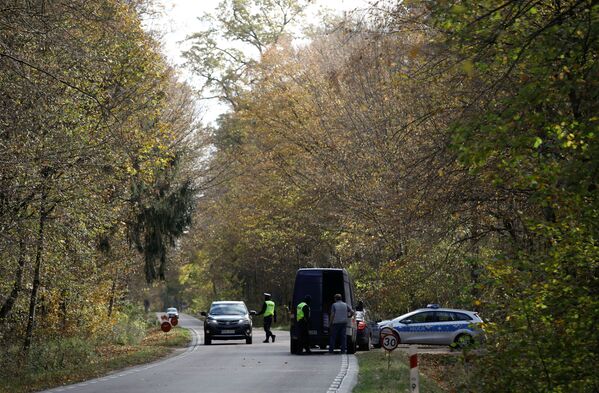Poļu policisti apskata automašīnas robežkontroles punktā uz Polijas un Baltkrievijas robežas pie Belovežas ciemata, Polija. Poļu policisti apskata automašīnas robežkontroles punktā uz Polijas un Baltkrievijas robežas pie Belovežas ciemata, Polija. - Sputnik Latvija