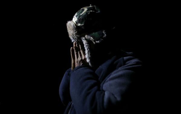 26 gadus vecais migrants no Jemenas Mohameds sniedz interviju Reuters, pēc Polijas un Baltkrievijas robežas šķērsošanas, mežā pie pilsētas Sokulka, Polija. 26 gadus vecais migrants no Jemenas Mohameds sniedz interviju Reuters, pēc Polijas un Baltkrievijas robežas šķērsošanas, mežā pie pilsētas Sokulka, Polija. - Sputnik Latvija