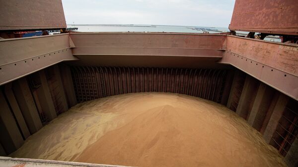 Российское зерно, загруженное в трюм судна в порту Лиепаи - Sputnik Латвия
