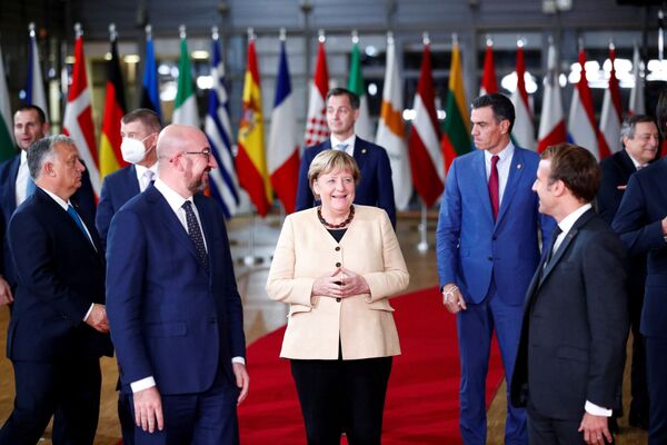 Президент Европейского совета Шарль Мишель, канцлер Германии Ангела Меркель, президент Франции Эммануэль Макрон на саммите ЕС. - Sputnik Латвия