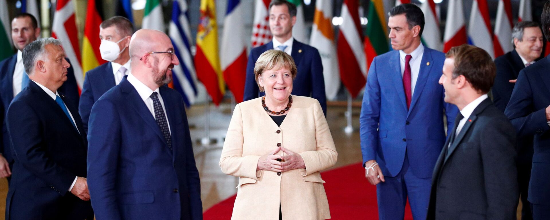 Президент Европейского совета Шарль Мишель, канцлер Германии Ангела Меркель, президент Франции Эммануэль Макрон на саммите ЕС - Sputnik Латвия, 1920, 22.10.2021