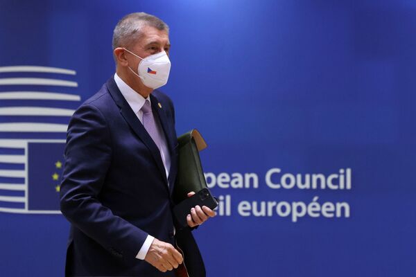 Премьер-министр Чехии Андрей Бабиш прибывает для участия в саммите лидеров Евросоюза в Брюсселе. - Sputnik Латвия