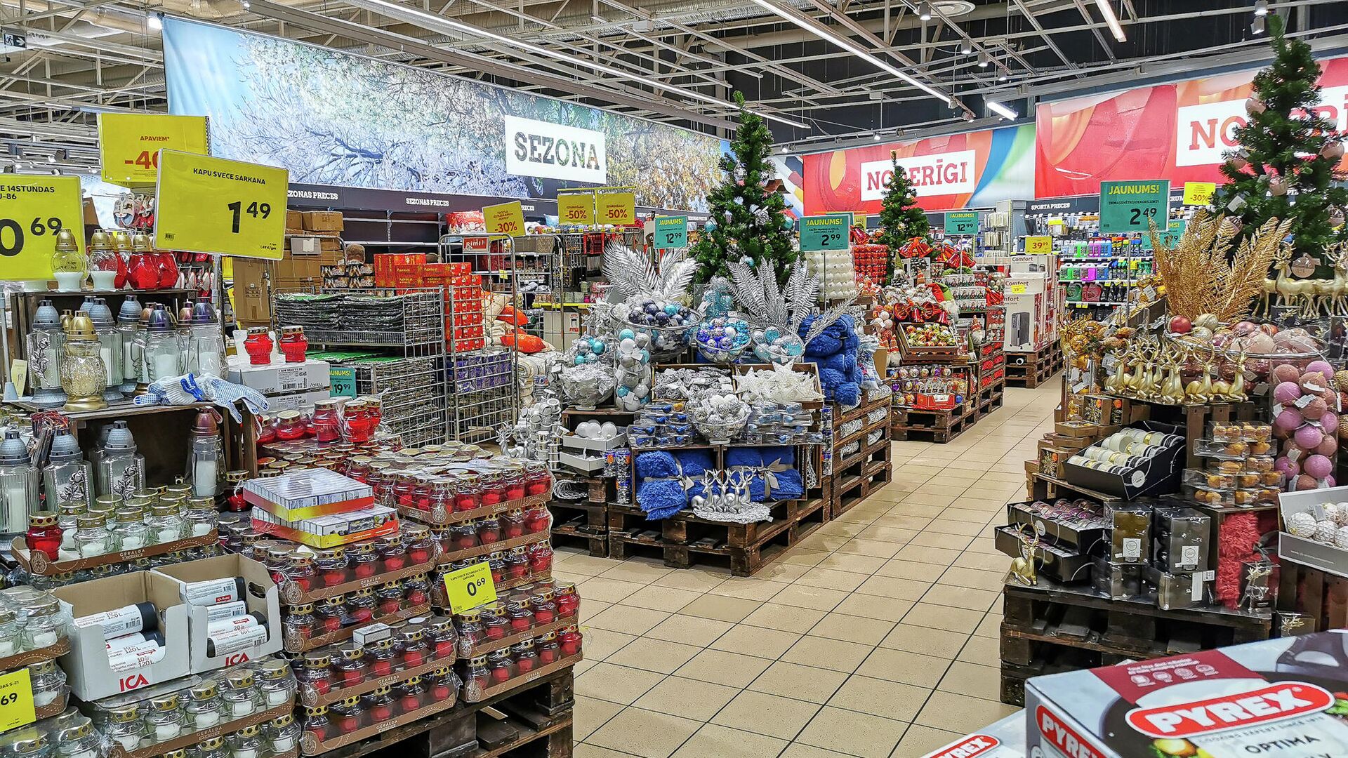 В магазине Rimi начались продажи рождественских товаров - Sputnik Латвия, 1920, 23.12.2021