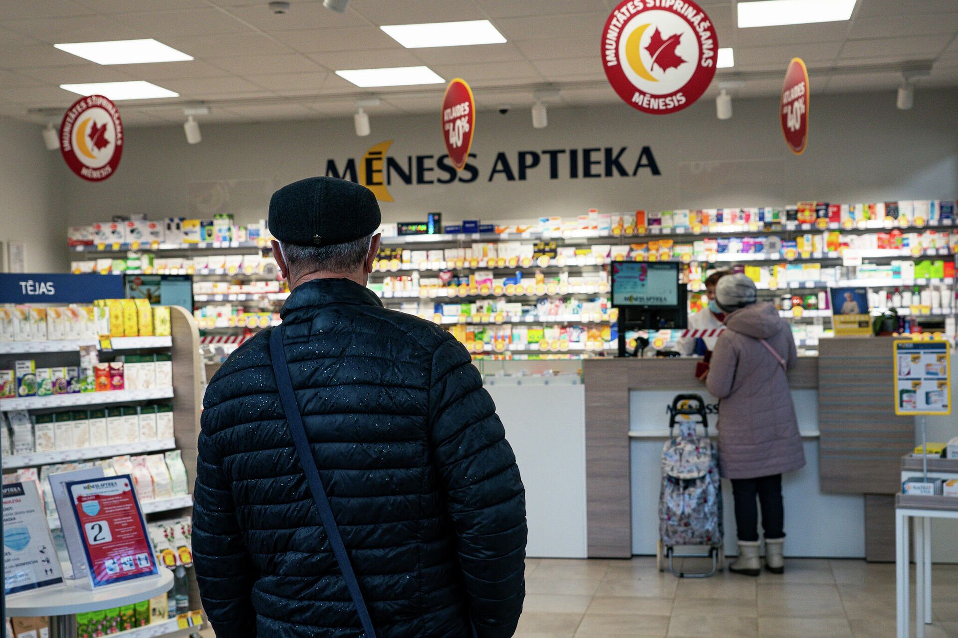 Мужчина у рижской аптеки Мужчина у рижской аптеки - Sputnik Латвия, 1920, 23.10.2021