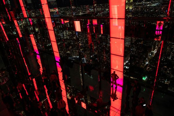 Вид со смотровой площадки SUMMIT One Vanderbilt на вершине новой башни One Vanderbilt в Нью-Йорке Вид со смотровой площадки SUMMIT One Vanderbilt на вершине новой башни One Vanderbilt в Нью-Йорке - Sputnik Латвия