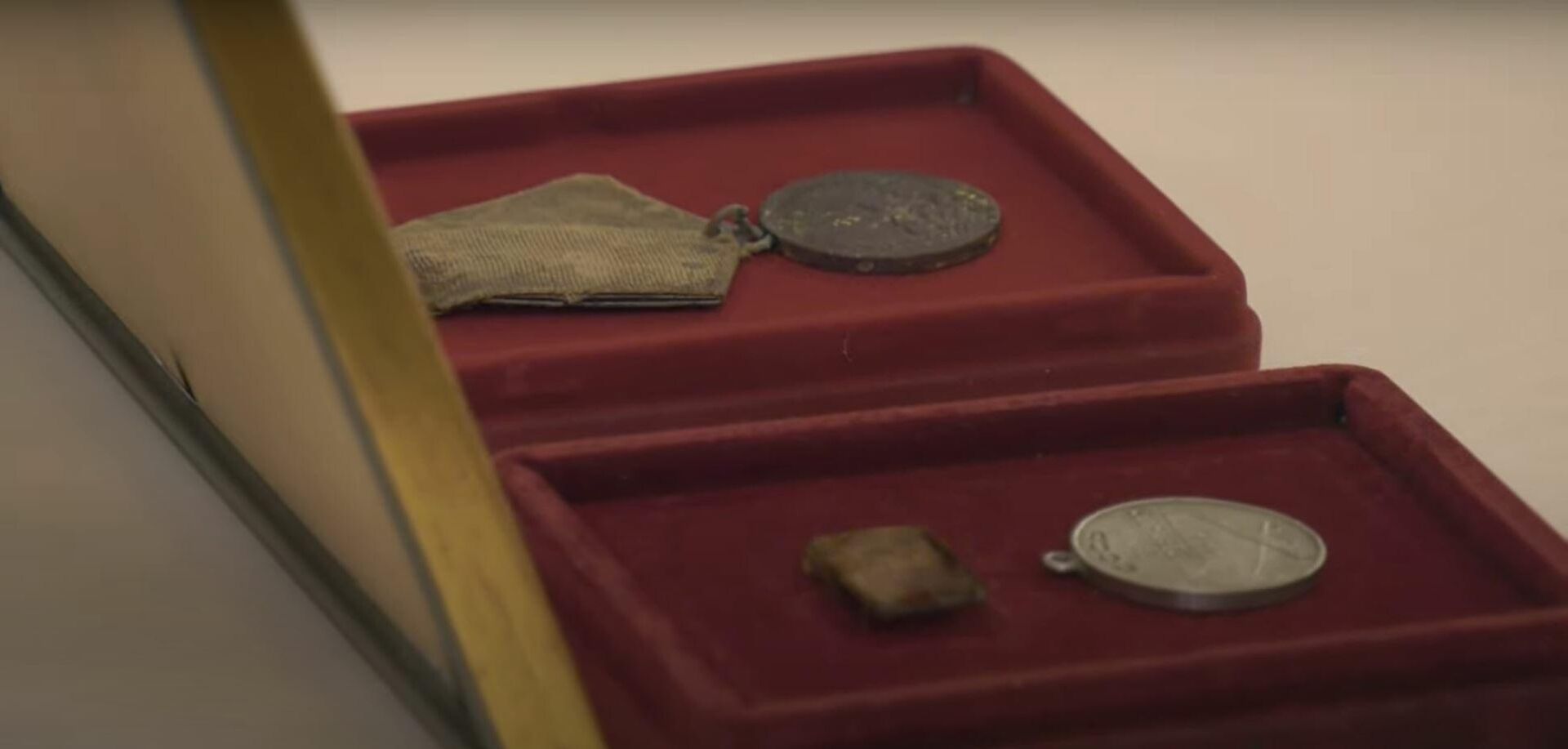 Медали, обнаруженные эстонскими поисковиками под Нарвой - Sputnik Латвия, 1920, 26.10.2021