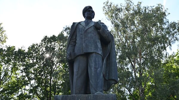 Памятник литовскому писателю Пятрасу Цвирке - Sputnik Латвия