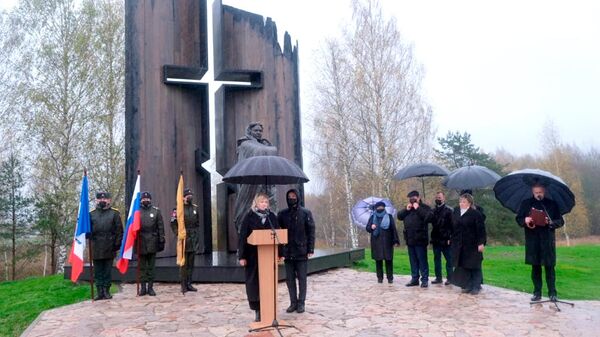 Мемориальный комплекс, посвященный жертвам Великой Отечественной войны, у деревни Жестяная Горка - Sputnik Латвия