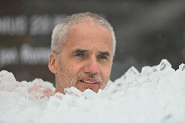 Романовски продержался больше трех часов в ледяной ванне. - Sputnik Латвия