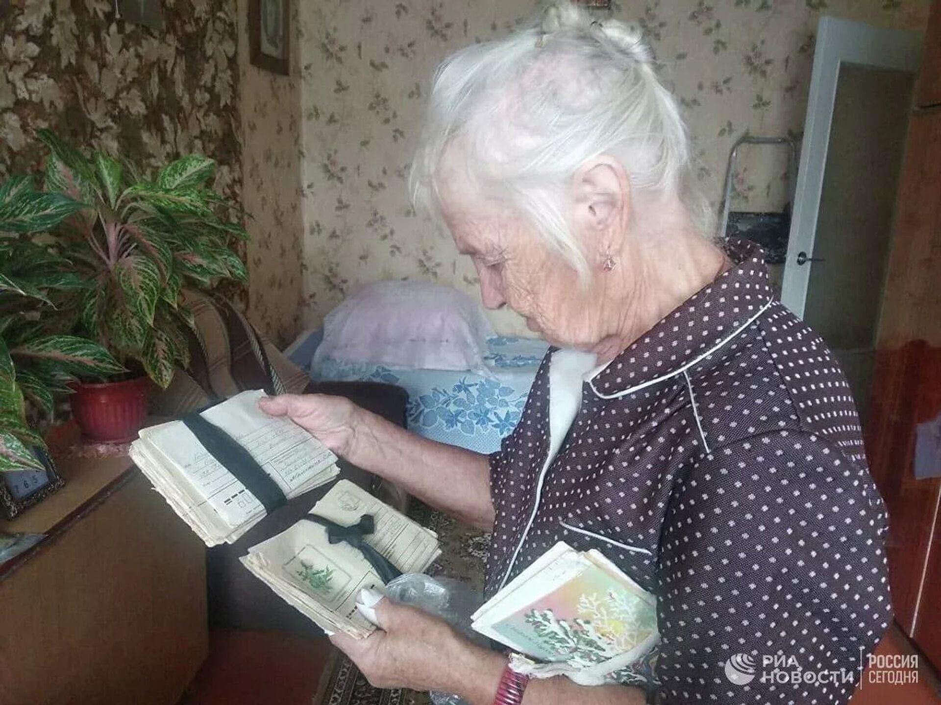 Мать Сергея Мальцина Екатерина Федоровна Мальцина с письмами сына из Афганистана Мать Сергея Мальцина Екатерина Федоровна Мальцина с письмами сына из Афганистана - Sputnik Latvija, 1920, 02.11.2021