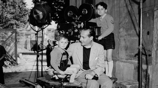 Итальянский режиссер Роберто Росселлини на съемочной площадке с двумя сыновьями: Марко(слева) и Ренцо, 15 мая 1946 года - Sputnik Латвия
