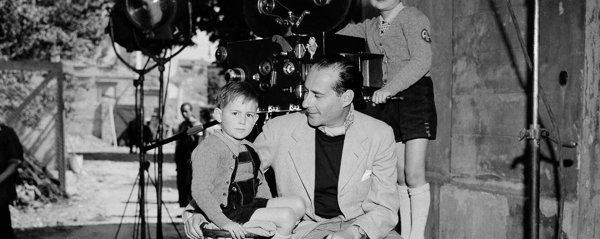 Итальянский режиссер Роберто Росселлини на съемочной площадке с двумя сыновьями: Марко(слева) и Ренцо, 15 мая 1946 года - Sputnik Латвия, 1920, 30.10.2021