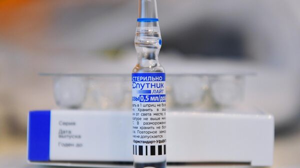 Ампула с вакциной Спутник Лайт от COVID-19 - Sputnik Latvija