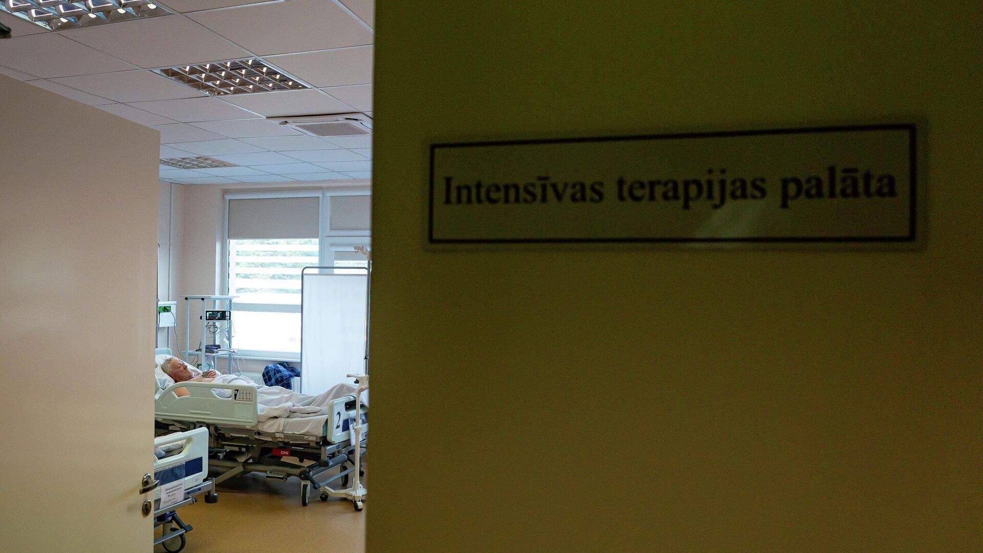 Пациент в палате интенсивной терапии ковидного отделения Даугавпилсской региональной больницы - Sputnik Латвия, 1920, 04.03.2022