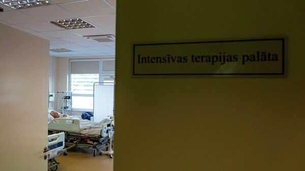 Пациент в палате интенсивной терапии ковидного отделения Даугавпилсской региональной больницы - Sputnik Латвия