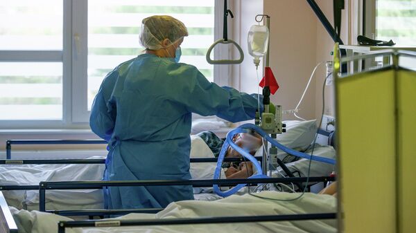Пациент в палате интенсивной терапии ковидного отделения Даугавпилской региональной больницы - Sputnik Латвия