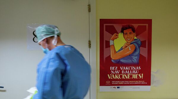Плакат с призывом к вакцинации в ковидном отделении Даугавпилсской региональной больницы - Sputnik Латвия