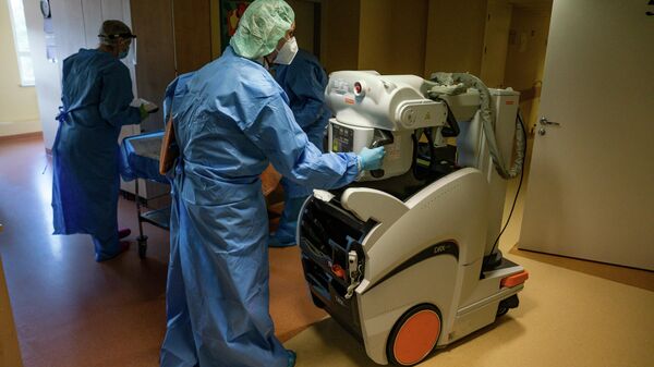 Врач-радиолог с мобильным рентгеном в ковидном отделении Даугавпилсской региональной больницы - Sputnik Латвия