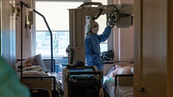 Врач-радиолог с мобильным рентгеном в ковидном отделении Даугавпилсской региональной больницы - Sputnik Латвия
