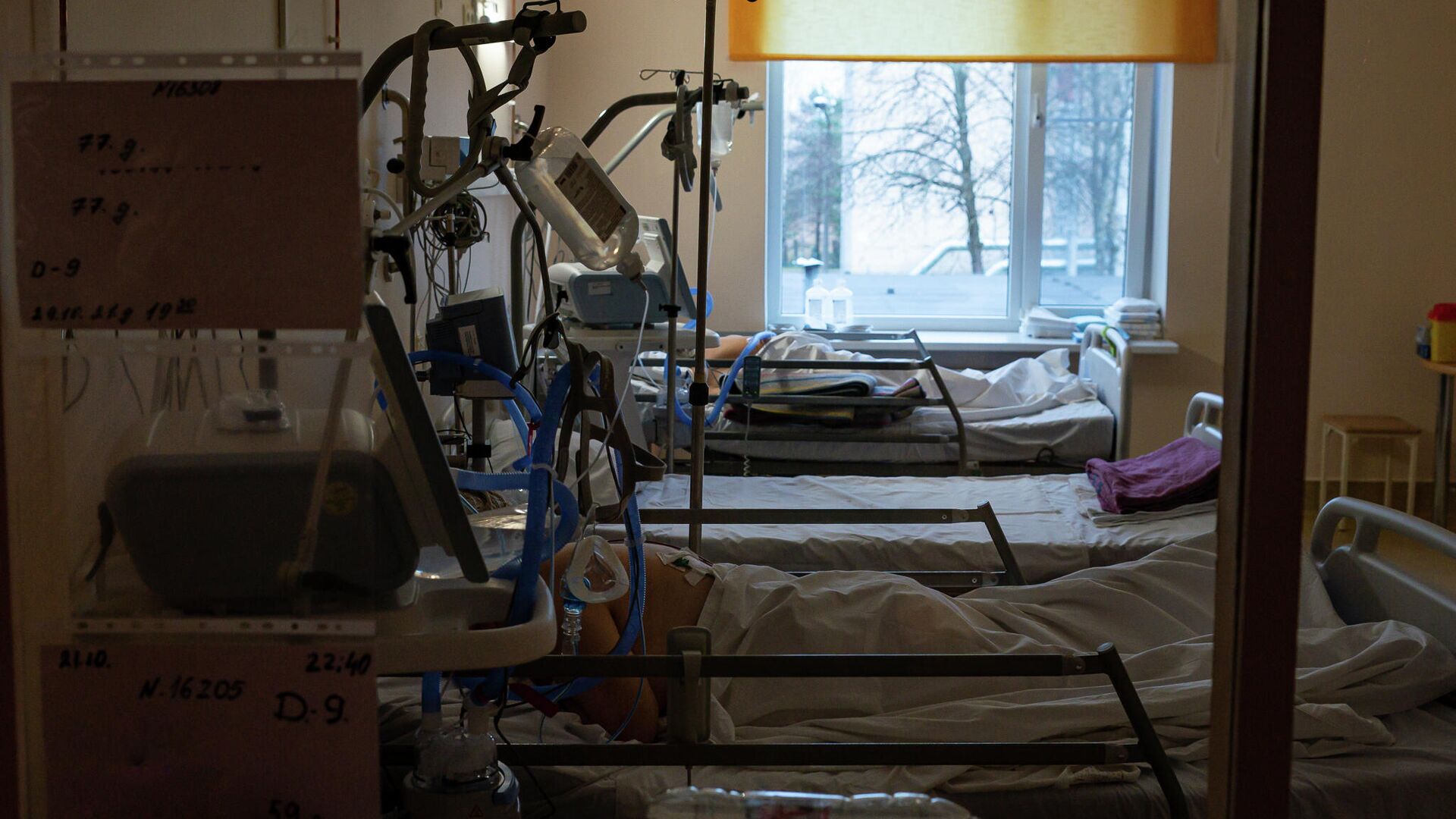Палата интенсивной терапии с тяжелыми пациентами с COVID-19 в Центре легочных заболеваний и туберкулеза в Даугавпилсе - Sputnik Латвия, 1920, 05.01.2022