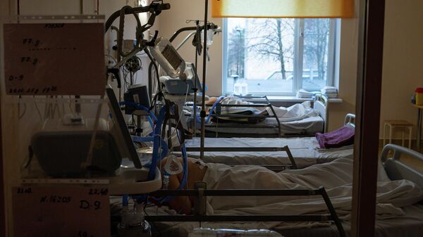 Палата интенсивной терапии с тяжелыми пациентами с COVID-19 в Центре легочных заболеваний и туберкулеза в Даугавпилсе - Sputnik Латвия