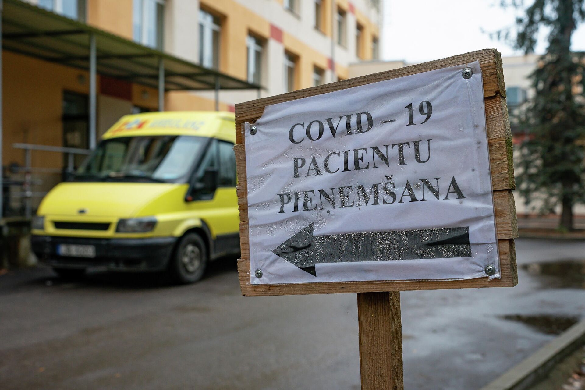 Указатель у приемного покоя в Центре легочных заболеваний и туберкулеза в Даугавпилсе Указатель у приемного покоя в Центре легочных заболеваний и туберкулеза в Даугавпилсе - Sputnik Латвия, 1920, 15.11.2021