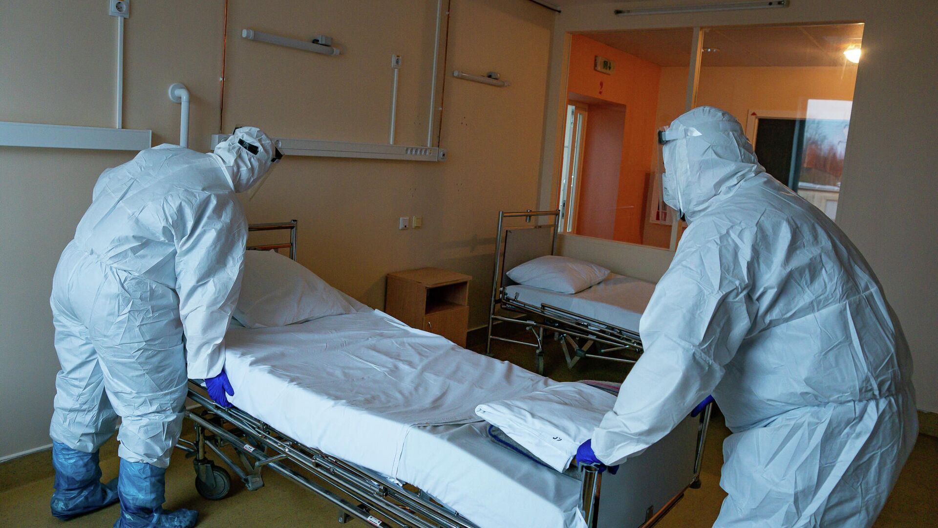 Медицинские работники готовят палату к приему пациентов с COVID-19 в Центре легочных заболеваний и туберкулеза в Даугавпилсе - Sputnik Латвия, 1920, 04.01.2022