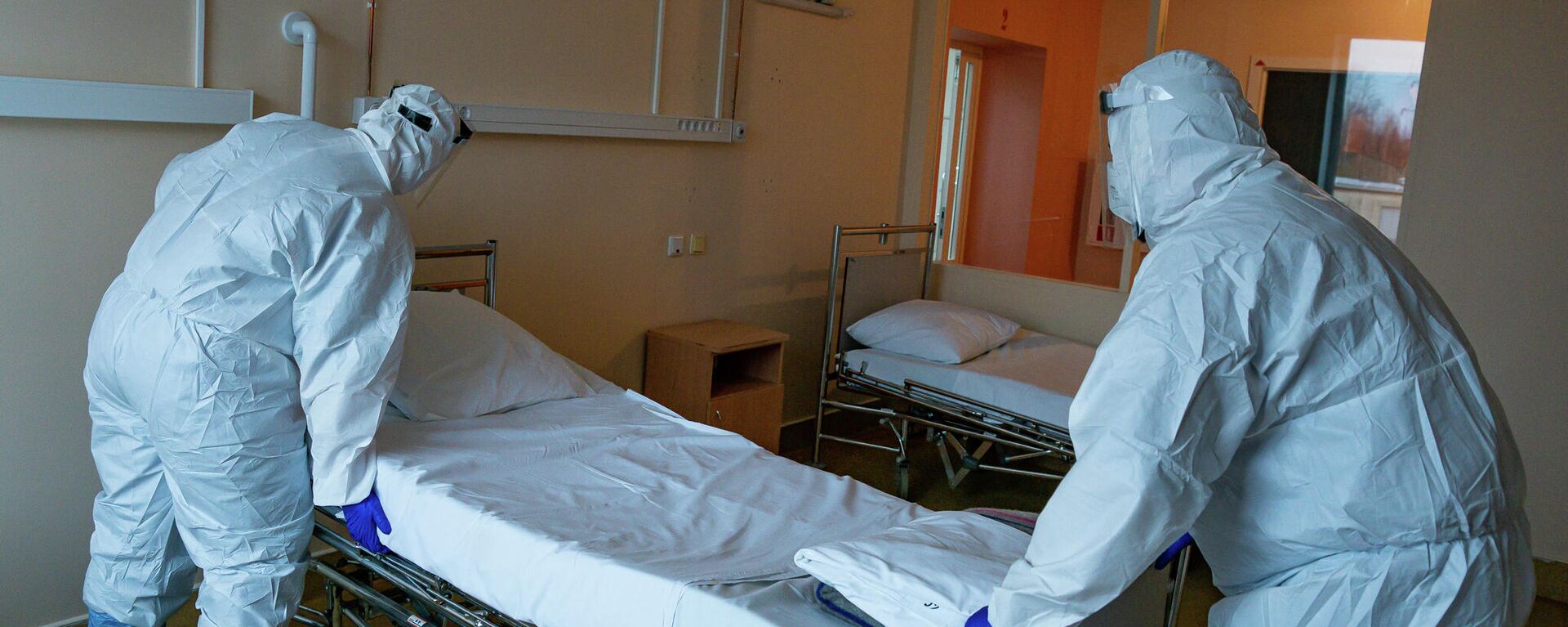 Медицинские работники готовят палату к приему пациентов с COVID-19 в Центре легочных заболеваний и туберкулеза в Даугавпилсе - Sputnik Латвия, 1920, 24.11.2021