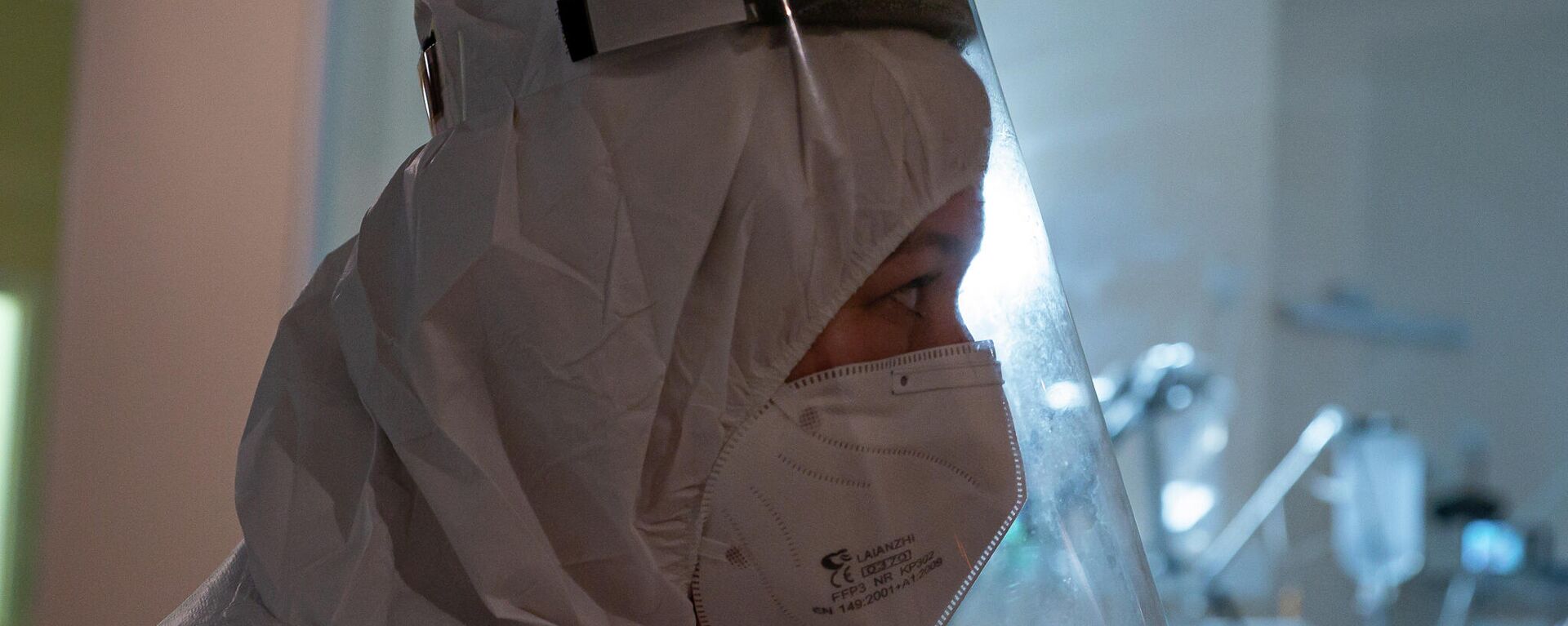 Медицинский работник в отделении интенсивной терапии в Центре легочных заболеваний и туберкулеза в Даугавпилсе - Sputnik Латвия, 1920, 28.12.2021