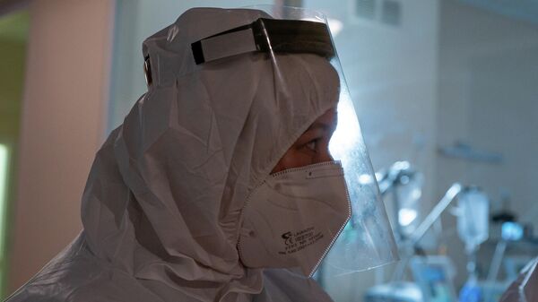 Медицинский работник в отделении интенсивной терапии в Центре легочных заболеваний и туберкулеза в Даугавпилсе - Sputnik Latvija