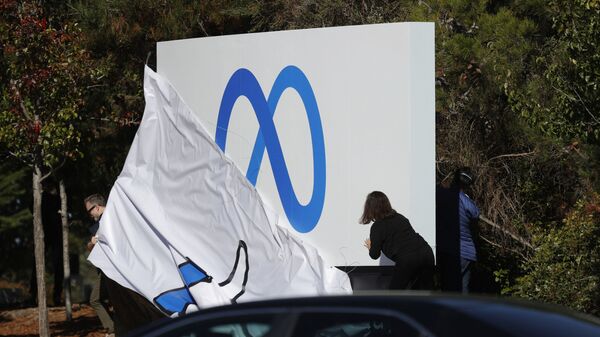 Сотрудники Facebook меняют логотип компании на Meta перед штаб-квартирой Facebook в Менло-Парке, Калифорния - Sputnik Latvija