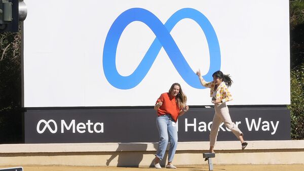 Сотрудники Facebook на фоне нового логотипа компании у ее штаб-квартиры в Менло-Парке, Калифорния - Sputnik Латвия